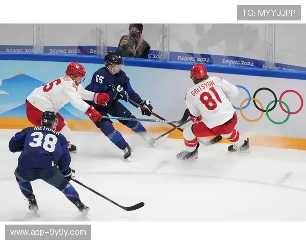 芬兰男冰球员米凯尔·格兰隆德状态出色,小组赛表现抢眼